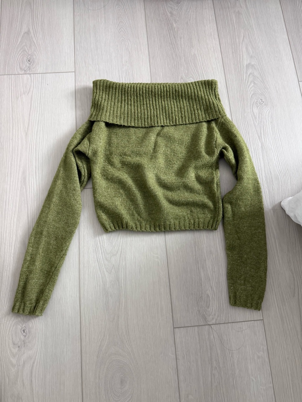 Women's Green Silence + Noise Claudia Off-the-shoulder Sweater In Olive - Picture 4 of 4
